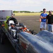 Le véhicule pèse 800 kg et le record à battre est de 400 km/h.